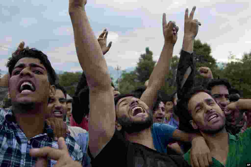 گزشتہ ہفتہ کے روز سے لے کر پیر تک کرفیو کے نفاذ کے باوجود بھارتی کشمیر میں مشتعل نوجوانوں کے مظاہرے جاری رہے۔
