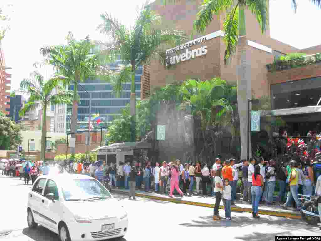 En Venezuela, sin distinción de clases sociales todos deben hacer fila para comprar los productos básicos.