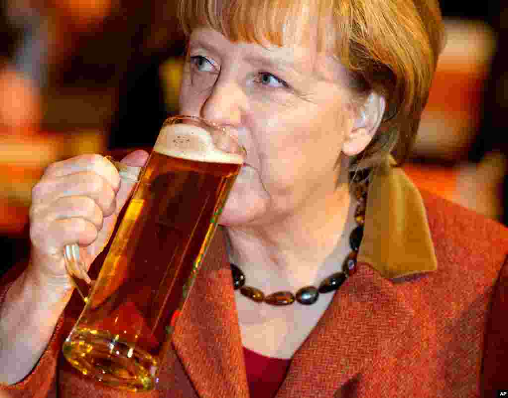 La canciller alemana Angela Merkel bebe cerveza durante una reunión política en el Miércoles de Ceniza en Demmin, Alemania.