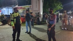 Aparat Kepolisian dari Polres Sigi bersiaga di salah satu portal jelang jelang penutupan jalan raya menuju kabupaten Sigi di hari pertama pelaksanaan jam malam di Sigi, 14 Mei 2020. (Foto: Yoanes Litha)