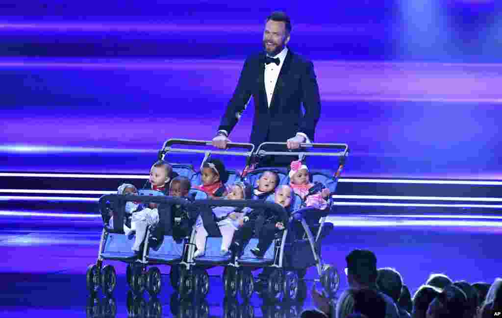 ពិធីករ Joel McHale ថ្លែងនៅឯពិធីផ្តល់ពានរង្វាន់ People's Choice Awards នៅសាលក្រុមហ៊ុន Microsoft នៅទីក្រុង Los Angeles។ 