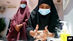 Perempuan Somalia mencuci tangan dalam pelatihan mengenai pencegahan virus corona yang digelar oleh para dokter dan paramedik setempat di Mogadishu, Ibu Kota Somalia, 19 Maret 2020. (Foto: AP)