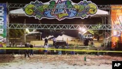 Polisi memeriksa sisa-sisa kebakaran dalam acara konser musik di taman hiburan Formosa di luar kota Taipei, Taiwan yang melukai 500 orang lebih, Minggu (28/6).