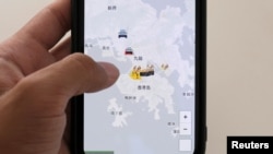 香港一只手机屏幕显示美国苹果公司的可以追踪警察位置的HKmap.live应用软件的图像。（2019年10月10日）
