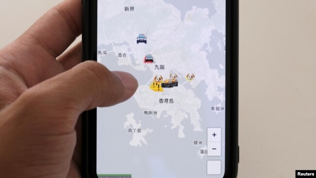 香港一只手机屏幕显示美国苹果公司开发的可以追踪警察位置的HKmap.live应用软件的图像。(2019年10月10日)