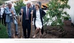 弗里德.曼(左一)同德国总统斯坦迈尔(中)和总统夫人2018年6月在托马斯.曼故居重新启用开幕式上 来源: Courtesy Photo