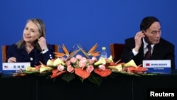 La secretaria Hillary Clinton y el viceprimer ministro chino Wang Qishan trabajan en la sintonía entre ambas naciones.