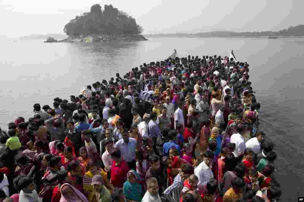 Pemeluk Hindu India menaiki perahu menuju Pulau Umananda, tempat sebuah Kuil Dewa Shiwa, pada perayaan festival Shivratri di Gauhati.