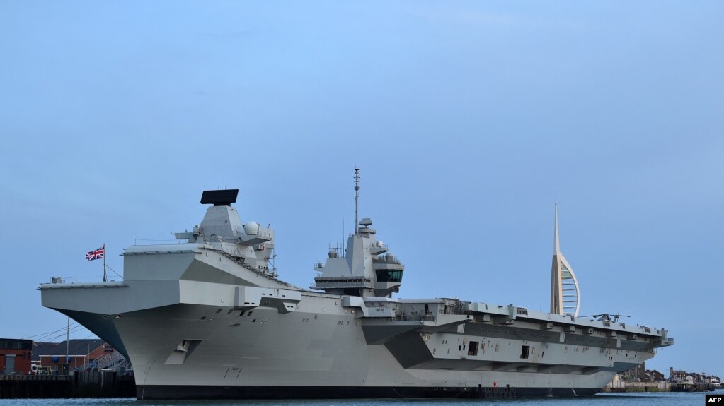 英国皇家海军“伊丽莎白女王”号（HMS Queen Elizabeth）航母停泊在英国南部一个港口。 （法新社2019年6月5日）(photo:VOA)