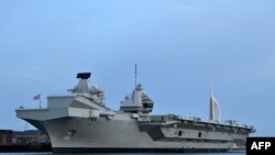 英国皇家海军“伊丽莎白女王”号（HMS Queen Elizabeth）航母停泊在英国南部一个港口。 （法新社2019年6月5日）