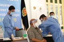 Wakil Gubernur DI Yogyakarta, Sri Paduka Pakualam X menerima suntikan vaksin Covid 19. (Foto: Humas Pemda DIY)