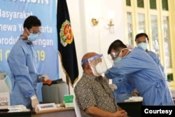 Wakil Gubernur DI Yogyakarta, Sri Paduka Pakualam X menerima suntikan vaksin Covid 19. (Foto: Humas Pemda DIY)