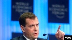 Presiden Rusia Dmitry Medvedev saat memberikan pidato pada Forum Ekonomi Dunia di Davos, Swiss, Rabu (26/1).