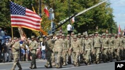 Американські військові під час параду в Польщі