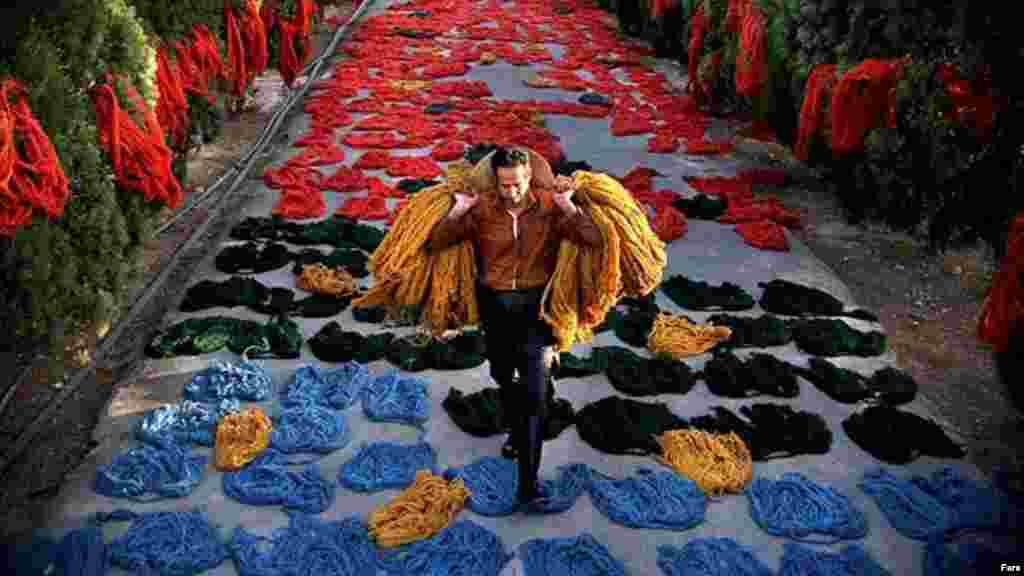قالیهایی به رنگ طبیعت در روستاهای فراهان در اراک. عکس: محمد وروانی&zwnj;فراهانی