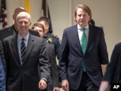 El exasesor legal de la Casa Blanca, Don McGahn (derecha) llega al Capitolio, en Washington. Foto del 6 de febrero de 2017.