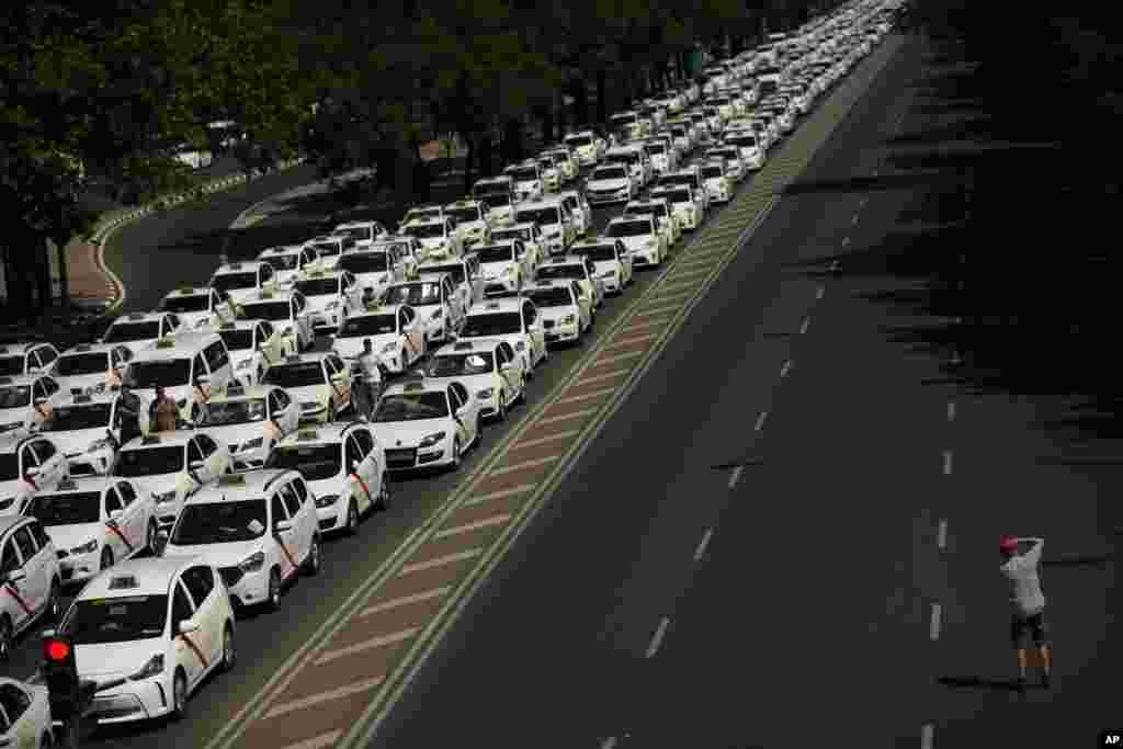 스페인 택시 운전기사들이 우버와 카비피 등 차량 공유 서비스 운영에 반대하는 시위를 벌이며 파업에 돌입한 가운데 스페인 마드리드에서 택시들이 카스텔라나 대로를 봉쇄하고 있다.