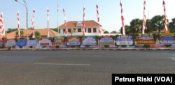 Karangan bunga dan ucapan selamat atas pelantikan Presiden Jokowi dan Wakil Presiden Ma'ruf Amin membanjiri halaman dan trotoar di depan gedung negara Grahadi di Surabaya