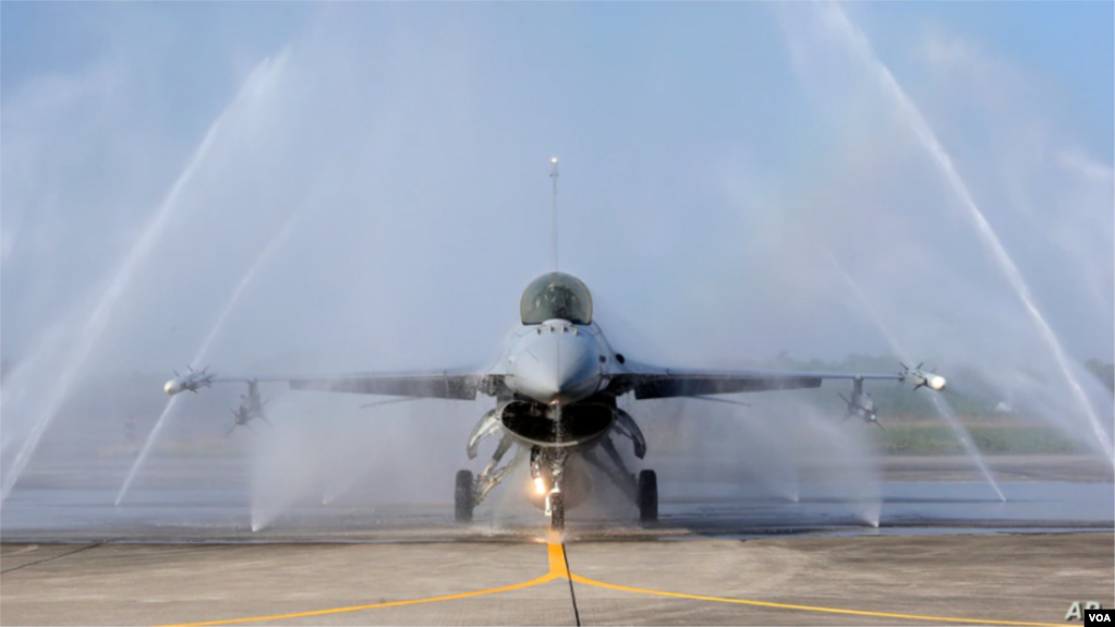 资料照-美国制造的F-16V战斗机在台湾军事演习中被自动清洗。(2020年1月15日)