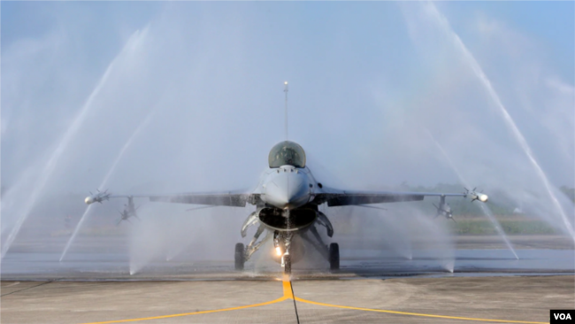 资料照-美国制造的F-16V战斗机在台湾军事演习中被自动清洗。(2020年1月15日)