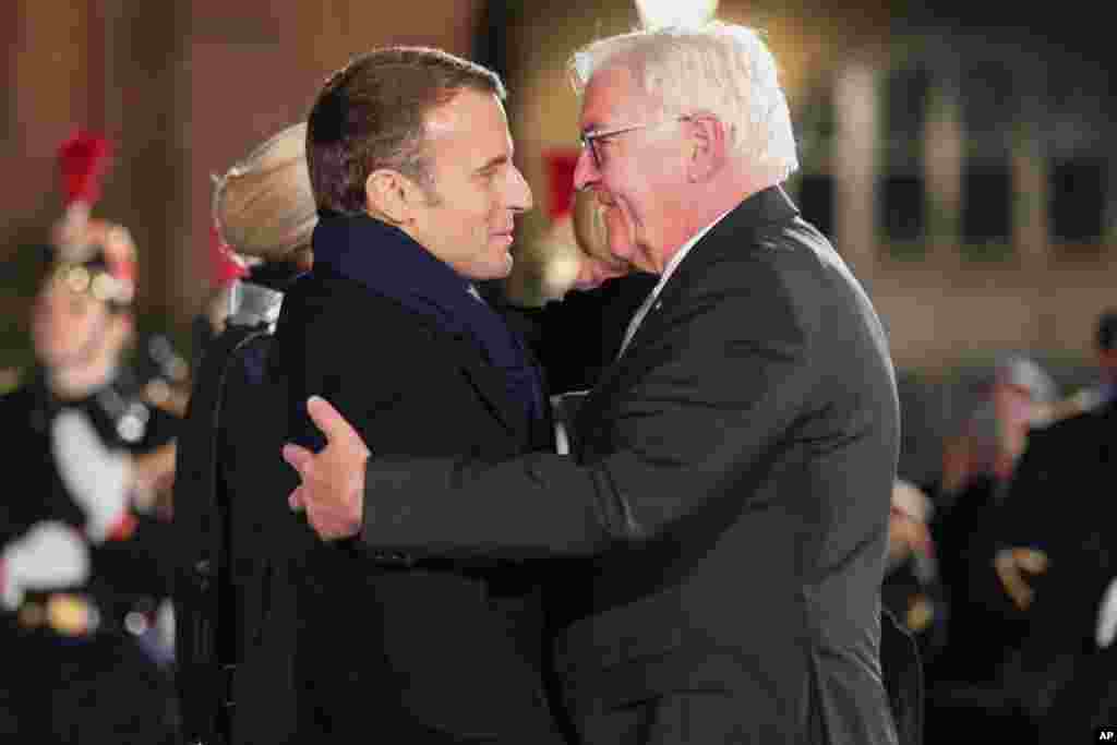 El presidente francés, Emmanuel Macron (izquierda), le da la bienvenida a su homólogo alemán, Frank-Walter Steinmeier, frente a la catedral de Notre-Dame en Estrasburgo, Francia, como parte de las celebraciones por el centenario del fin de la I Guerra Mundial.&nbsp;