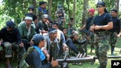 Juru bicara kelompok militan Abu Sayyaf, Abu Sabaya, dan pasukannya.