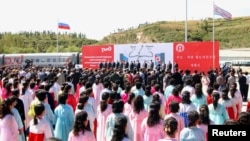 지난해 9월 러시아 국경도시 하산과 북한 라진항을 연결하는 철도가 개통된 가운데, 북한 라진항에서 기념식이 열렸다. (자료사진)