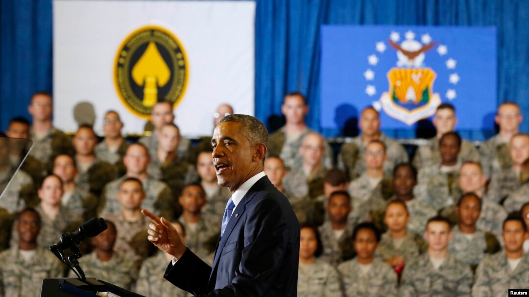 Barak Obama Floridadagi harbiy havo bazasi askarlari huzurida nutq so'zlamoqda, 17-sentabr, 2014-yil.