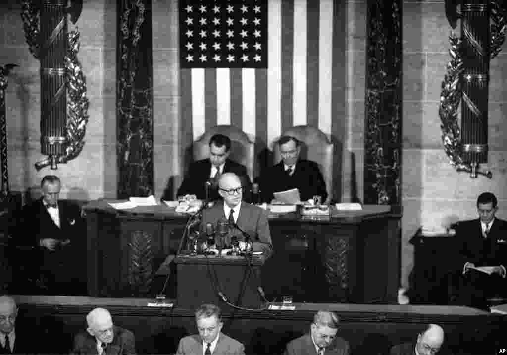 ABŞ prezidenti Duayt Eyzenhauer Vaşinqtonda Konqresin birgə iclası önündə ilk hesabat məruzəsi ilə çıxış edir. 2 fevral, 1953.