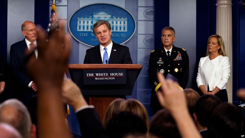 El director del FBI, Christopher Wray, junto a funcionarios de inteligencia estableciÃ³ una diferencia entre las amenazas de seguridad e integridad del sistema electoral estadounidense y las operaciones para influenciar y manipular a los votantes.