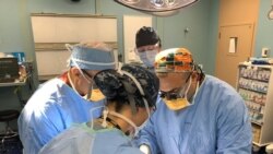 Doctores realizan operación en paciente - Misión Ecuador 2018