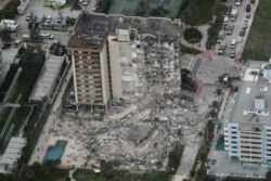 Foto udara menunjukkan lokasi gedung apartemen 12 lantai, "Champlain Towers South Condominium" yang ambruk Kamis pagi (24/6).