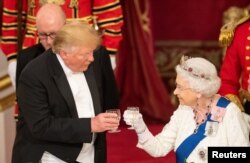 Presiden Trump dan Ratu Elizabeth bersulang dalam jamuan makan malam kenegaraan di Istana Buckingham.