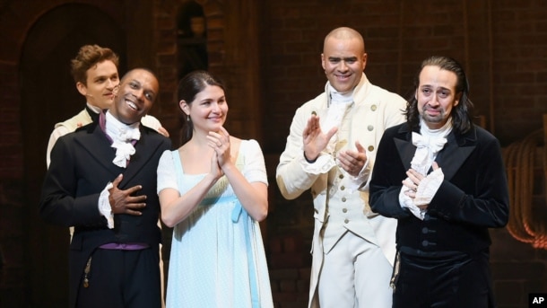 Lin-Manuel Miranda responde a los aplausos del público en su última presentación como parte del elenco de "Hamilton" en Broadway.