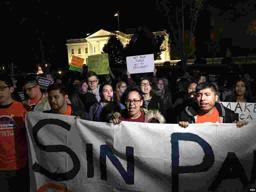 Para demonstran anti-Trump berkumpul dekat Gedung Putih di Washington, D.C. (10/11). (VOA/Jesusemen Oni)