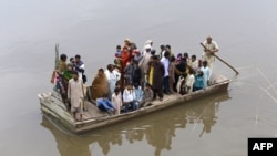حکام کے مطابق دریا پار جانے والی کشتی میں 25 افراد سوار تھے — فائل فوٹو