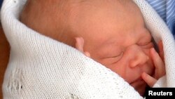 El príncipe William y su esposa Kate dieron al mundo el chance de ver por primera vez al recién nacido. 