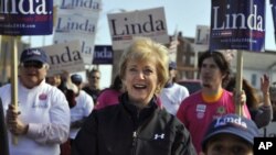 Linda McMahon, en campagne électorale pour représenter le Connecticut au Sénat des Etats-Unis, le 23 octobre 2010.