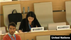 ဂျနီဗာမှာ ကျင်းပနေတဲ့ ၃၂ကြိမ်မြောက် လူ့အခွင့်အရေးကောင်စီ ညီလာခံမှာ မြန်မာအစိုးရ ကိုယ်စားလှယ် ဒေါ်သက်သင်ဇာထွန်း ဆွေးနွေးစဉ်။