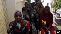 82 anak perempuan Chibok yang dibebaskan, berada di Abuja, ibukota Nigeria hari Minggu (7/5).