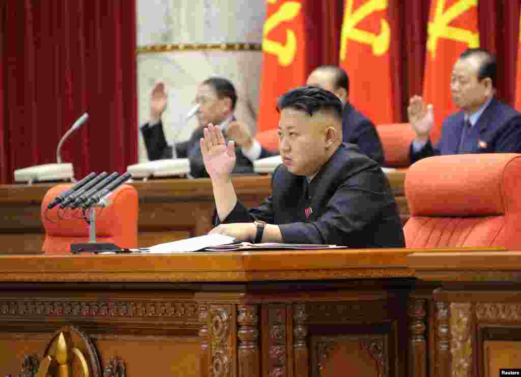 Pemimpin Korea Utara Kim Jong Un memimpin sidang paripurna Komite Sentral Partai Pekerja di Pyongyang (31/3). (KCNA)