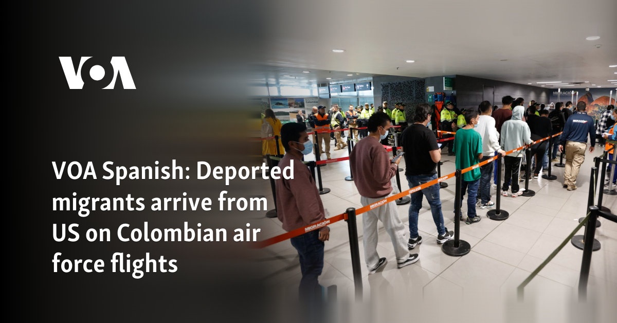 VOA Spanish: Deported migrants arrive from US on Colombian air force flights