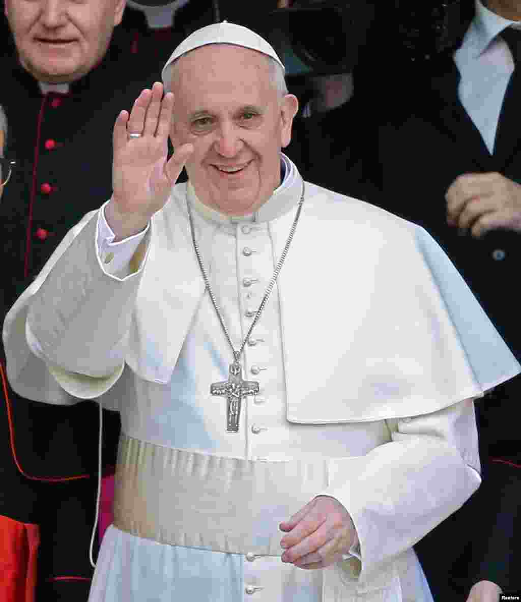 Kardinal Jorge Mario Bergoglio dari Argentina yang baru terpilih sebagai Paus Fransiskus, melambai saat ia meninggalkan Basilika Santa Maria Maggiore di Roma, Italia.
