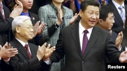 Presiden China Xi Jinping (depan kanan) dan ketua Partai Komunis Vietnam yang berkuasa, Nguyen Phu Trong (depan kiri) di Beijing, 7 April 2015. (REUTERS/China Daily)