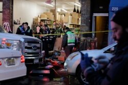 Trabajadores de emergencia responden a un supermercado kosher, sitio de un mortal tiroteo en Jersey City, Nueva Jersey, el martes, 10 de diciembre de 2019.