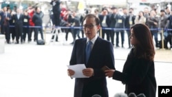 韩国前总统李明博就贪污指控抵达首尔中心区检察官办公室时讲话。（2018年3月14日）