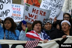 在纽约曼哈顿举行反川普示威的妇女