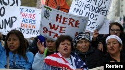 Kelompok perempuan anti-Presiden-terpilih Donald Trump melakukan unjuk rasa di Manhattan, New York, 13 November lalu (foto: dok).