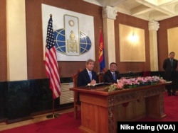 ລັດຖະມົນຕີຕ່າງປະເທດ ສະຫະລັດ John Kerry, ຊ້າຍ, ກັບ ລັດຖະມົນຕີຕ່າງປະເທດ ມົງໂກເລຍ Lundeg Purevsuren ເຂົ້າຮ່ວມກອງປະຊຸມ ຖະແຫລງຂ່າວ ທີຈັດຂຶ້ນຢູ່ທີ່ກະຊວງການຕ່າງປະເທດ ມົງໂກເລຍ ໃນນະຄອນ Ulaanbaatar ຂອງມົງໂກເລຍ, ວັນທີ 5 ມິຖຸນາ 2016.