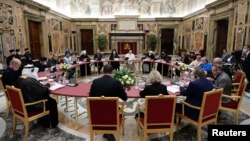 El papa Francisco y otros líderes religiosos asisten a la reunión del Pacto Mundial sobre Educación en el Día Mundial de los Docentes, en el Vaticano, el 5 de octubre de 2021.